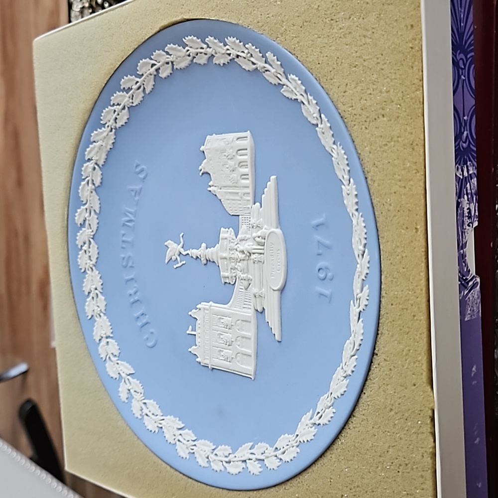Vintage Wedgwood Jasperware Christmas 1971 Piccadilly Circus Plate